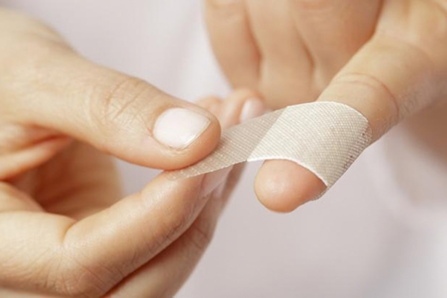 plester melindungi luka gores ringan pada tangan setelah perawatan